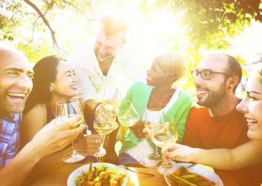 mutlu arkadaş kutluyor