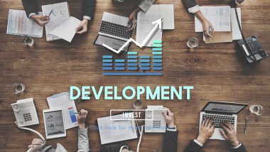 iş adamları iş başında elektronik cihazlar ile