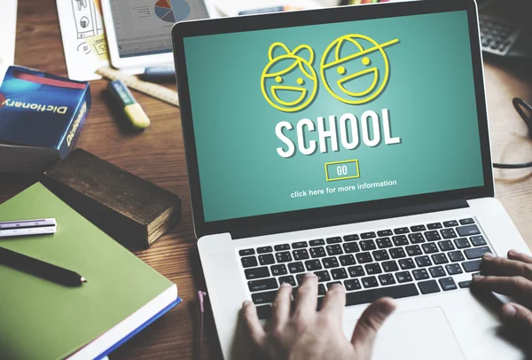 Laptop met school concept — Stockfoto