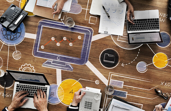 Предприниматели с электронными устройствами за работой
