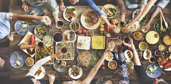 Gente disfrutando comida — Foto de Stock