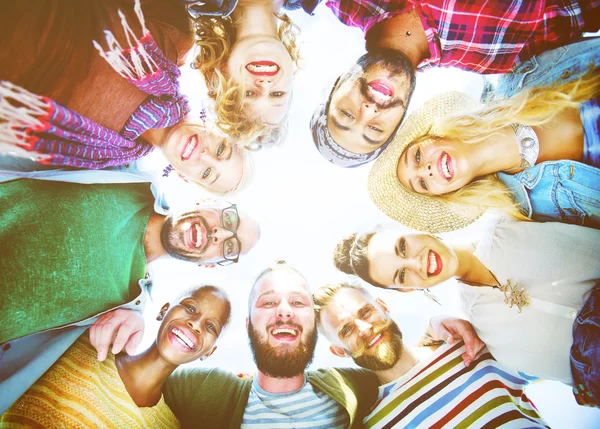 Amigos felices se divierten en verano — Foto de Stock