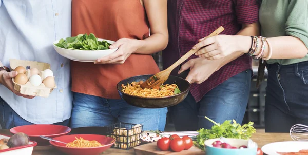 Vänner matlagning tillsammans — Stockfoto