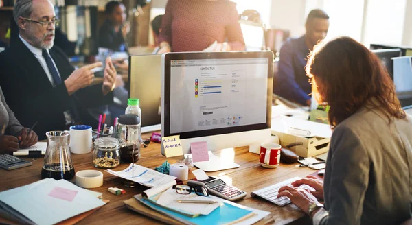 Empresária trabalhando com computador — Fotografia de Stock