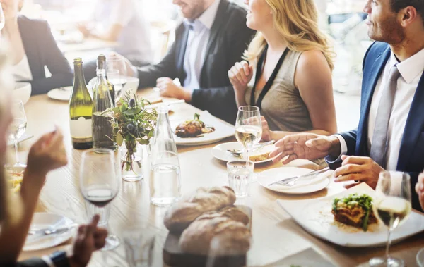 Persone che si godono il cibo — Foto Stock