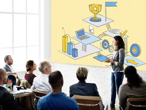 Affärskvinna berättar presentation till kollegor — Stockfoto