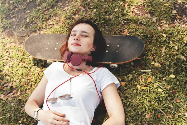 Donna sdraiata nel parco — Foto Stock