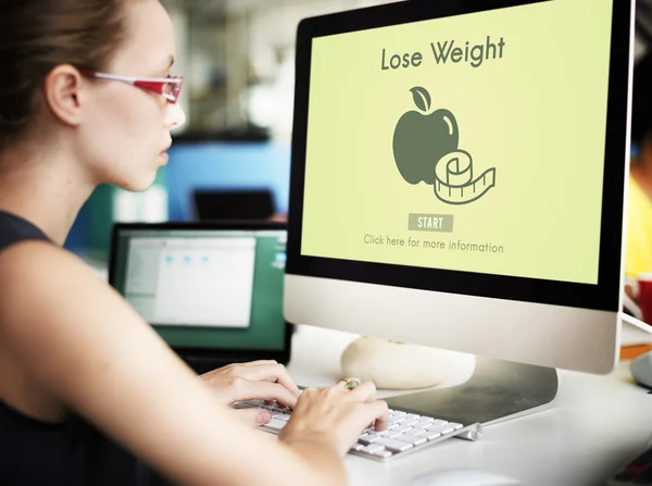 Kobieta kobieta interesu, pracując na komputerze i schudnąć — Zdjęcie stockowe