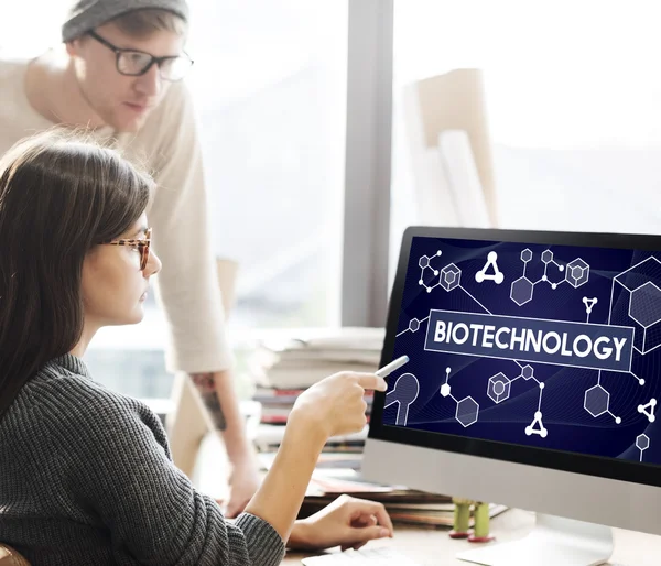 Žena ukazuje na monitoru s biotechnologie — Stock fotografie