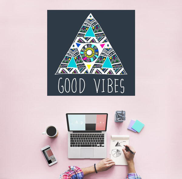 Ноутбук на столе с хорошим настроением
