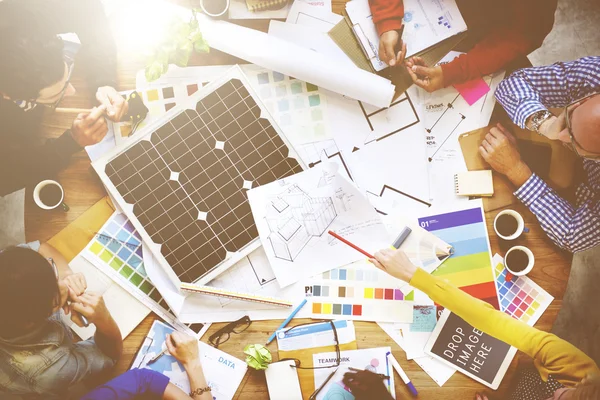 Gente de negocios, ingenieros y arquitectos trabajando juntos — Foto de Stock