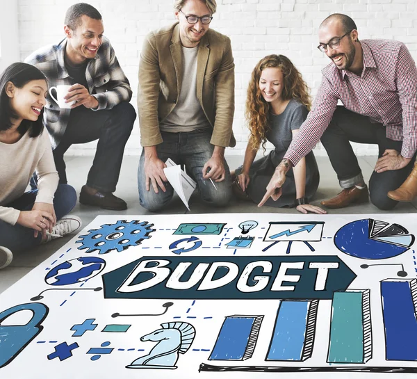 Designers travaillant avec affiche et budget — Photo