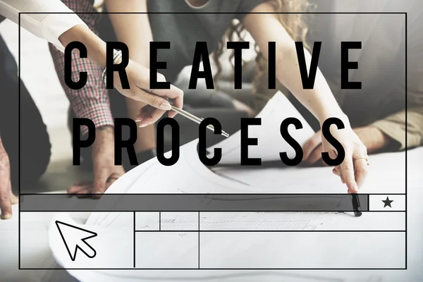 Designers trabalhando com cartaz e processo criativo — Fotografia de Stock