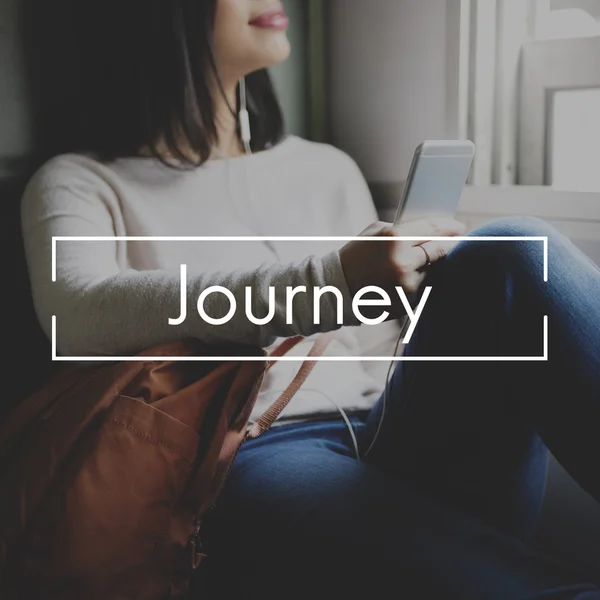 Женщина слушает музыку и Journey Concept — стоковое фото