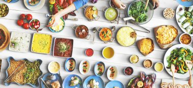 arkadaşlar büyük tablo için yemek