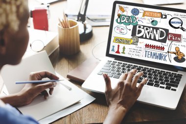 laptop markası ile çalışan kadın