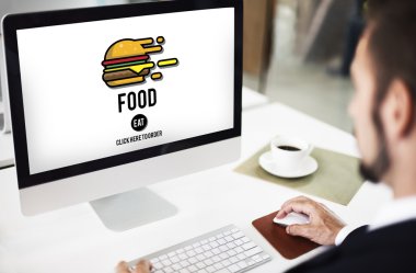 bilgisayar Office ile çalışan kişi