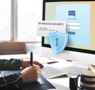 çalışan kişi bilgisayar ile 