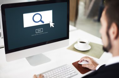 bilgisayar Office ile çalışan kişi