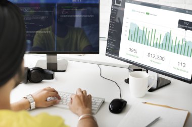 bilgisayar ve kontrol paneli üzerinde çalışan iş adamı