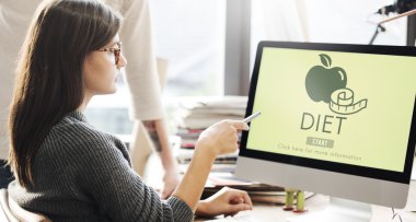 diyet ile monitörde gösterilen kadın