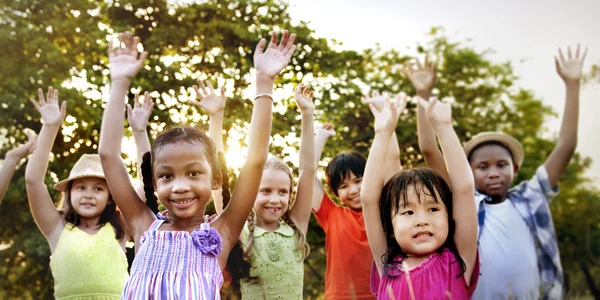 Kinder spielen im Freien — Stockfoto