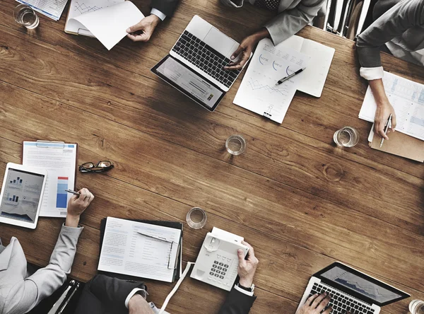 Empresários com dispositivos electrónicos no trabalho — Fotografia de Stock