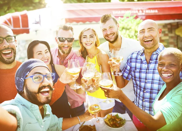 Hermosos amigos riendo — Foto de Stock