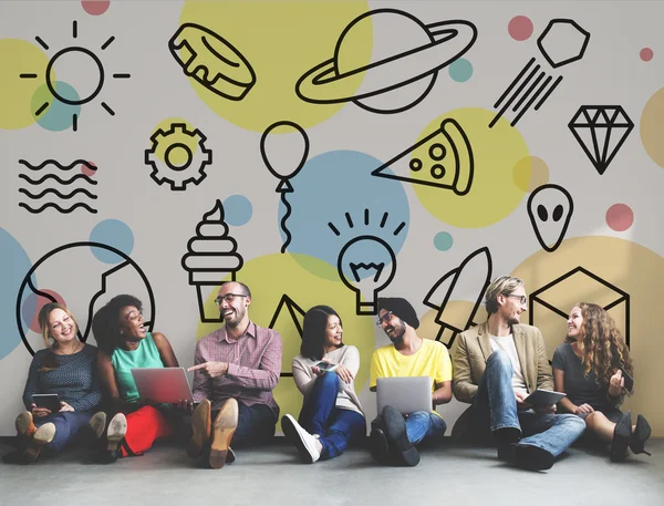 Diversidad amigos cerca de la pared con pasatiempos — Foto de Stock