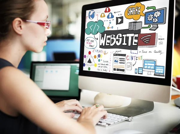 Femeie de afaceri care lucrează pe calculator și site-ul web — Fotografie, imagine de stoc