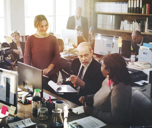 Geschäftsleute im Büro — Stockfoto