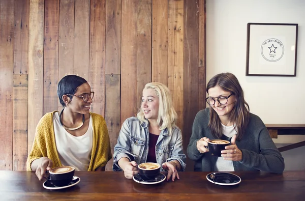 友人がコーヒーを飲む — ストック写真