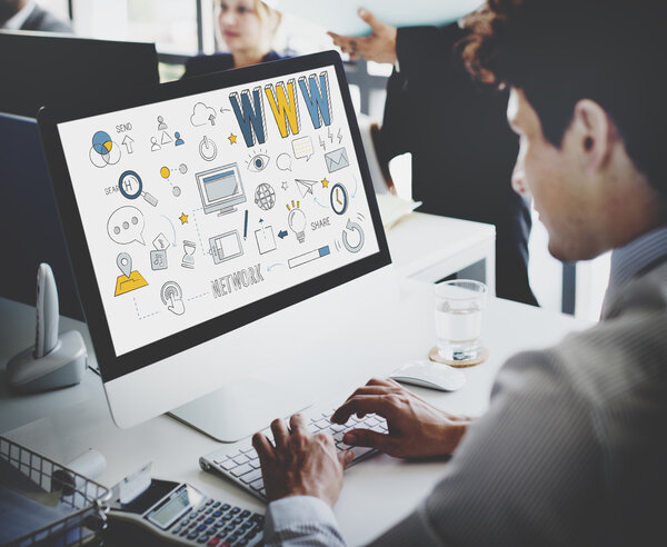 человек работает на компьютере с www
