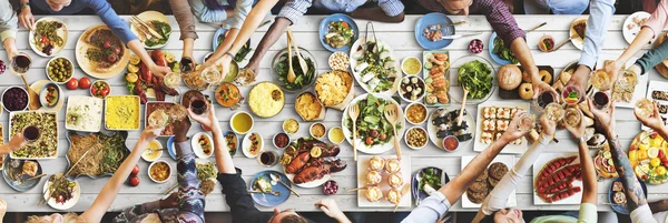 Gente disfrutando comida — Foto de Stock