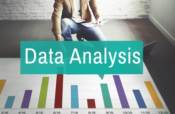 Imprenditore che lavora con l'analisi dei dati — Foto Stock