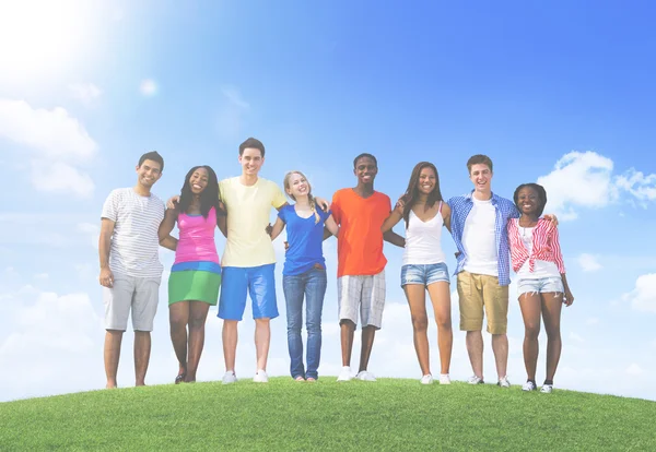 Jóvenes amigos al aire libre — Foto de Stock