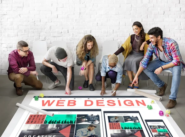 Diversiteit mensen en web design — Stockfoto