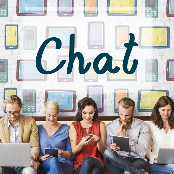 Persone sedersi con i dispositivi e Chat — Foto Stock