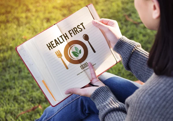독서 하는 여자와 건강 첫 번째 개념 — 스톡 사진