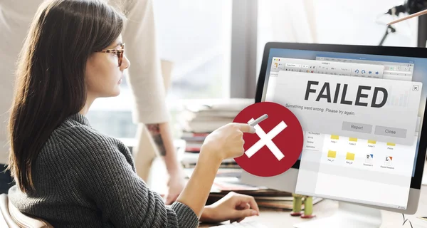 Frau zeigt auf Monitor mit misslungenem — Stockfoto