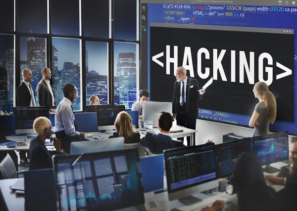 Geschäftsleute arbeiten und hacken — Stockfoto