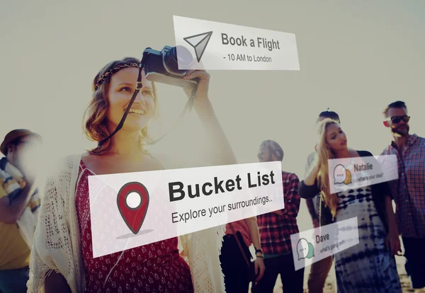 Freunde hängen an Party und Bucket List — Stockfoto