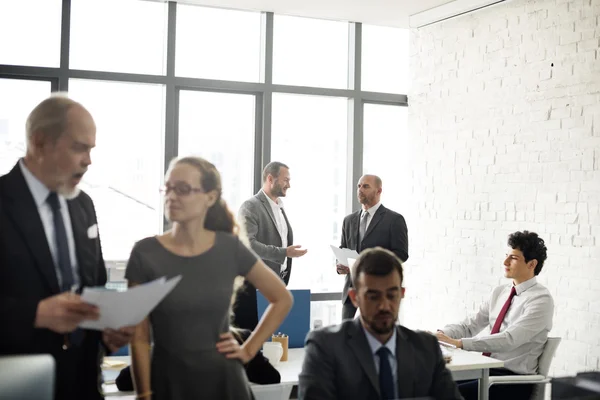 Geschäftsleute im Büro — Stockfoto