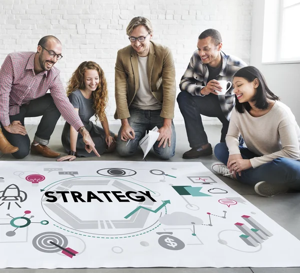 Designers que trabalham com cartaz e estratégia — Fotografia de Stock