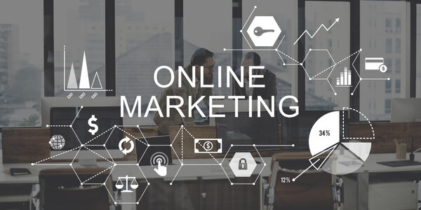 Colegas discutiendo y Marketing en Línea — Foto de Stock