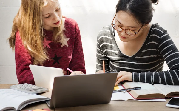 Femme dans le concept du collège — Photo