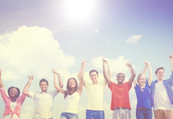 Jóvenes amigos al aire libre — Foto de Stock