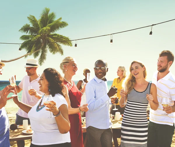 Freunde trinken am Strand — Stockfoto