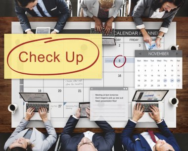 iş adamları iş başında elektronik cihazlar ile