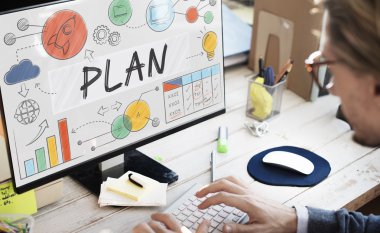 Ofiste bilgisayarla çalışan iş adamı